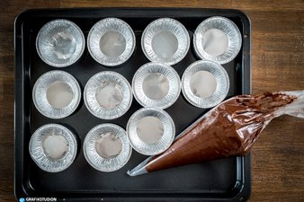 Kladdmuffins - spritsa i formarna med spritspåse